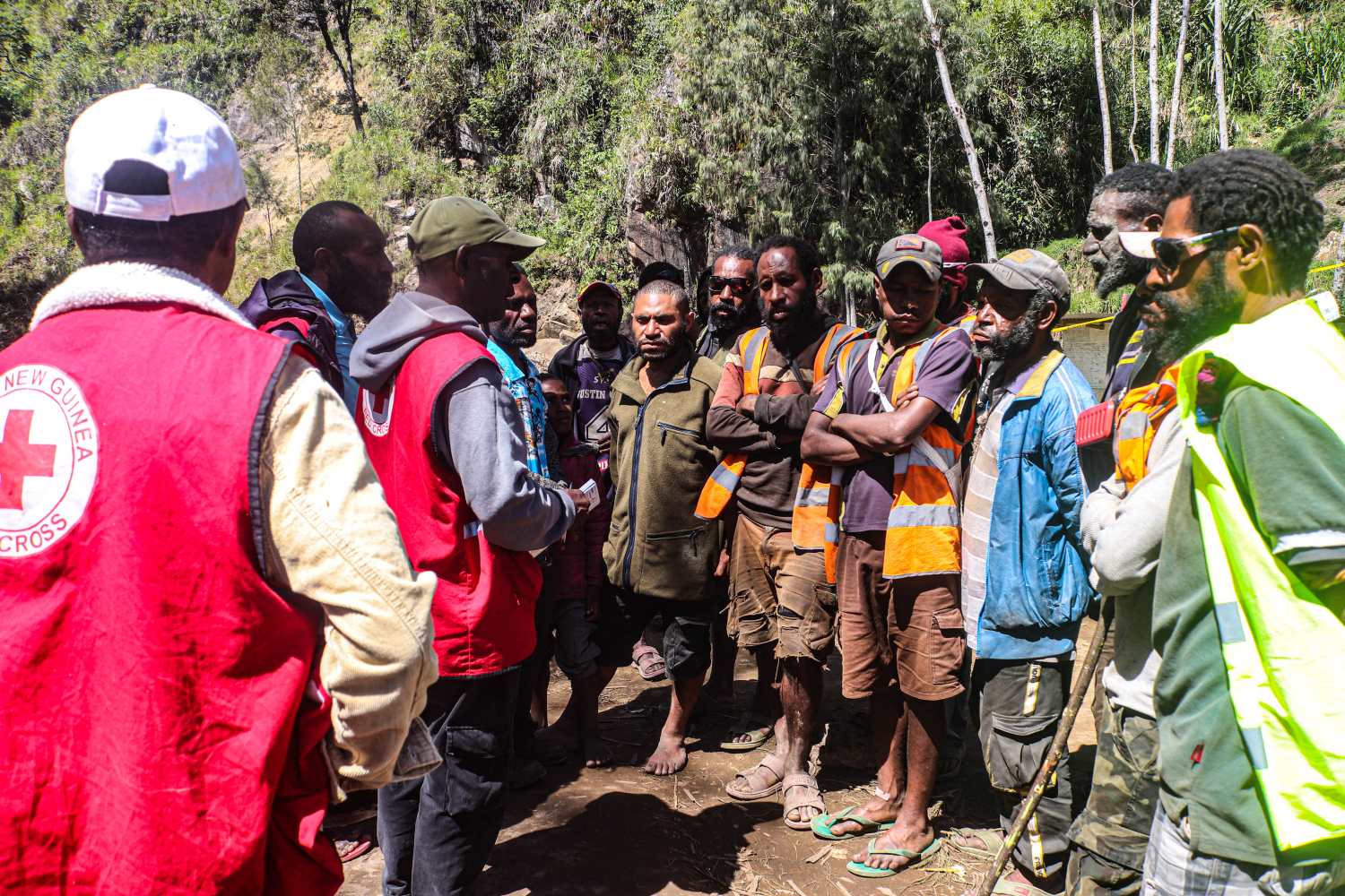 Papua New Guinea Red Cross volunteers talking to people affected by the Enga landslide